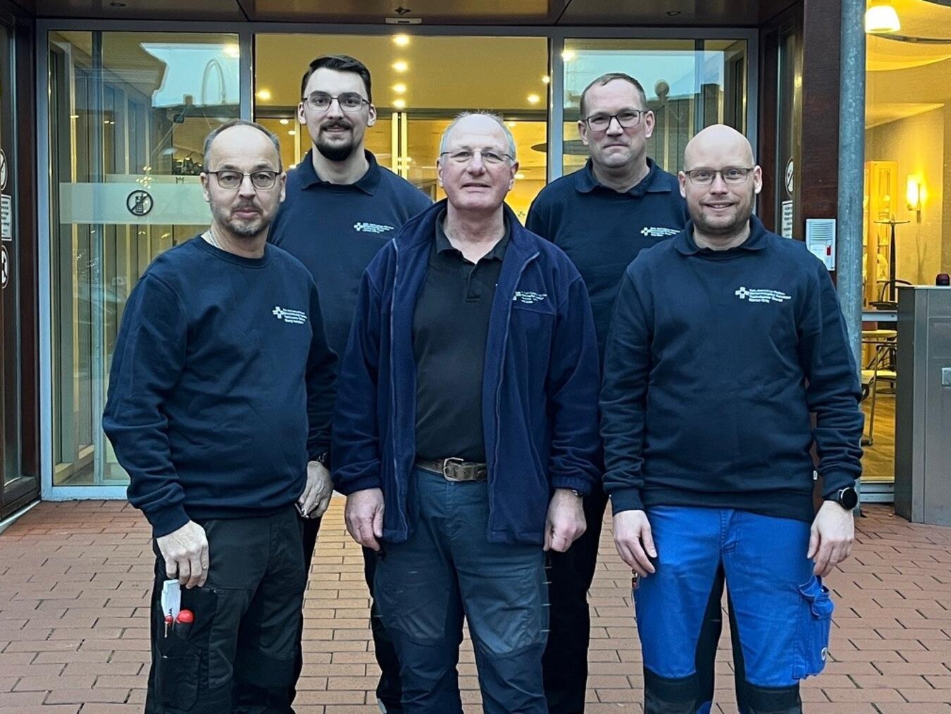 Der technische Dienst des Marienhospitals in Kevelaer: (v.l.) Georg Verbeten, Lennox Hiltrop, Heinz Melzer (ehem. Leiter), Jens Maas und Marco Orts. Foto: KKLT