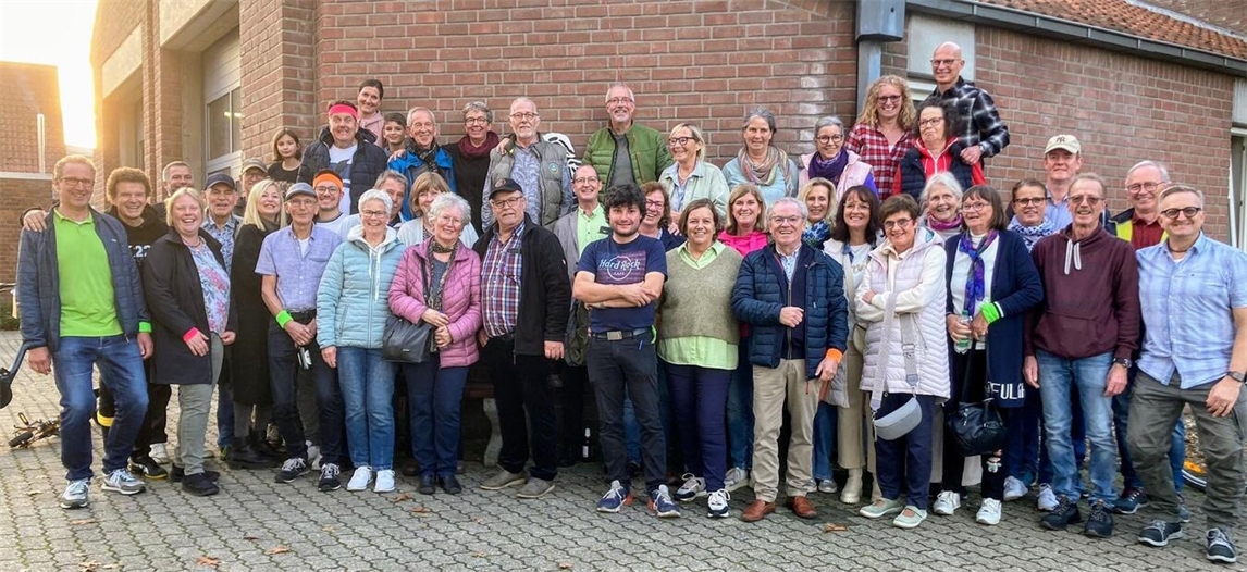 "Mitglieder des Theatervereins Gemütlichkeit Kervenheim lächeln vor dem Start ihrer neuen Aufführungssaison."