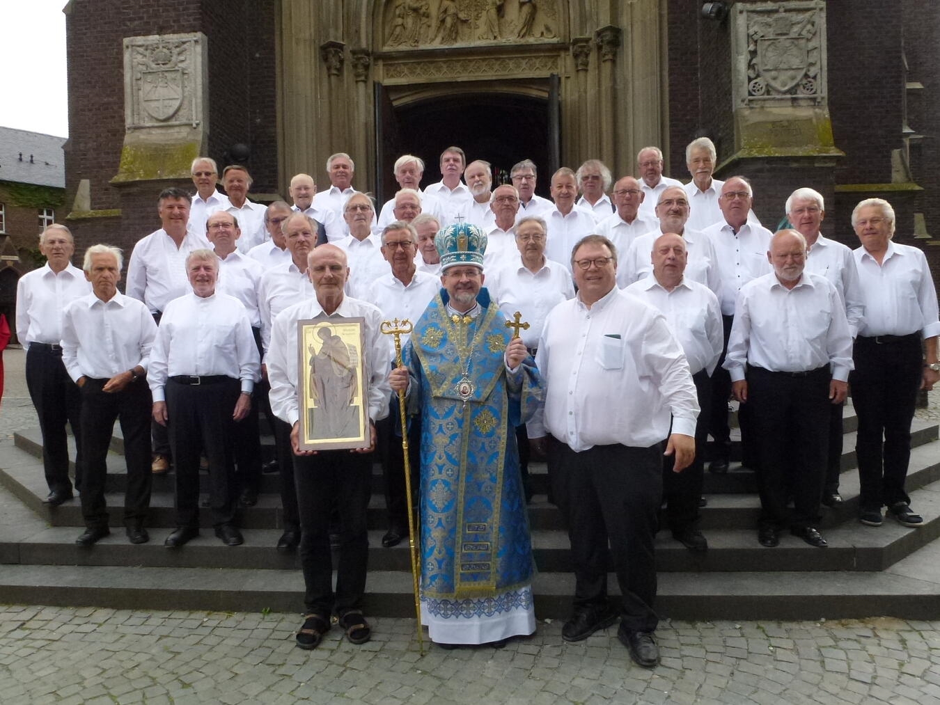 Der Theodosius-Chor (hier mit Bischof) feiert sein 50. Jubiläum. 