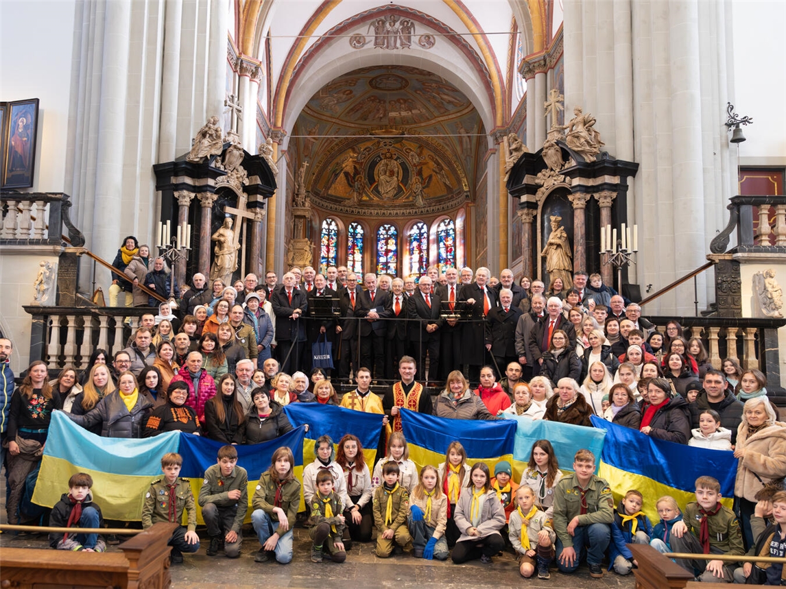 Der Theodosius-Chor mit einigen der Gottesdienst-Teilnehmer. Foto: Mykhailo Malyi