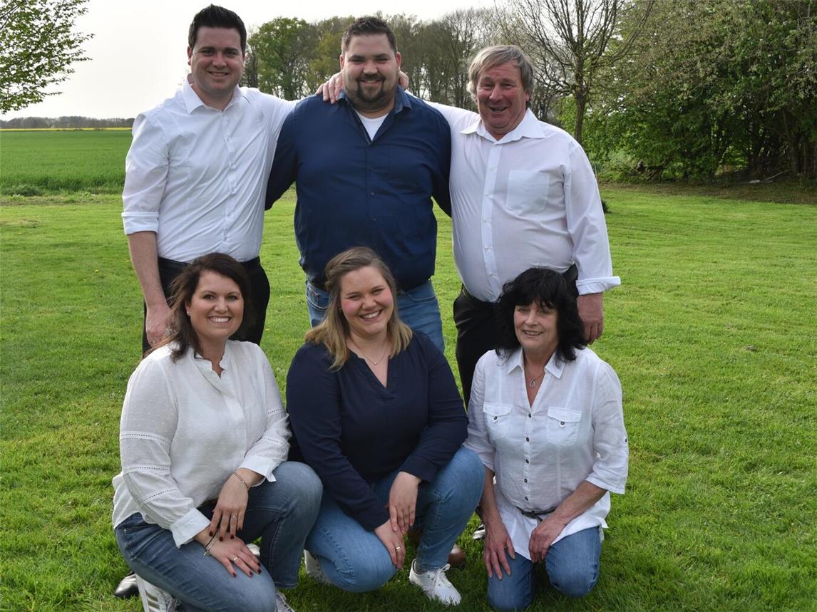 Der Thron 2024 der St. Maria Bruderschaft Achterhoek, hinten von links: Thomas Stenmans, Michael Stenmans, Herrmann Wans. Vorne von liinks: Katrin Stenmans, Anika Stenmans, Angelika Wans.Foto: privat