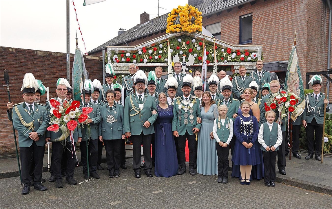 Thron mit König Marc Worschischek und Königin Rebecca, umgeben von Bruderschaftsmitgliedern und Fahnen auf der Kirmes.