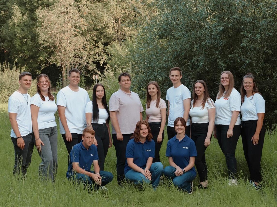 Der Thron der Alt- und Jungschützen: (vordere Reihe v. l. n. r.) Tim Kewitsch, Leonie Kewitsch, Nadja Becher, (hintere Reihe v. l. n. r.) Matthias Ingendae, Nia Heckens, Manuel Paeßens, Silina Fernandez, Niklas Schiedeck, Paulina Kenner, Elias Gülzow, Michelle Schiedeck, Sabrina Hußmann und Alexa Klein.Foto: privat