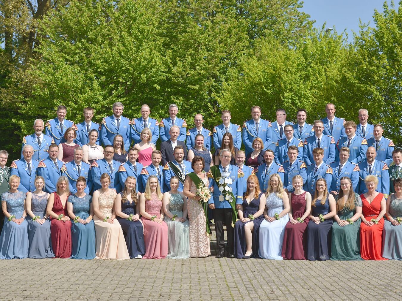 Der Thron der Praester Schützen um das amtierende Königspaar, Michael und Petra Ising. Foto: privat