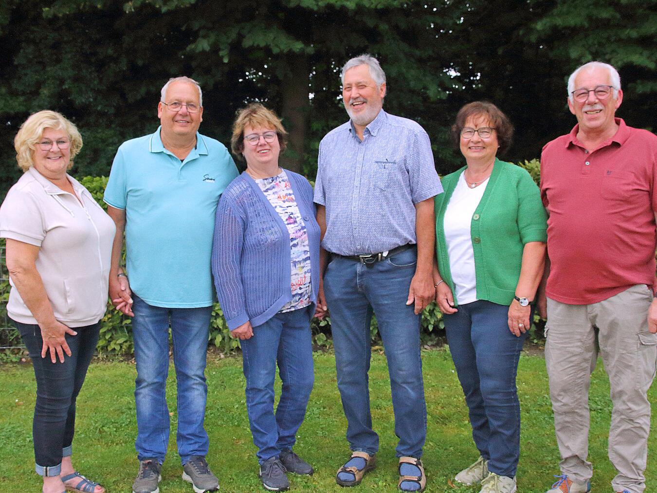 Der Thron der St. Sebastianus Bruderschaft Oermten Großholthuysen 1453: (v.l.) das Ministerpaar Conny Rosemann und Josef Pottbäcker, das Königspaar Claudia und Willi Daniels und das Ministerpaar Barbara und Willi Fronhoffs. 