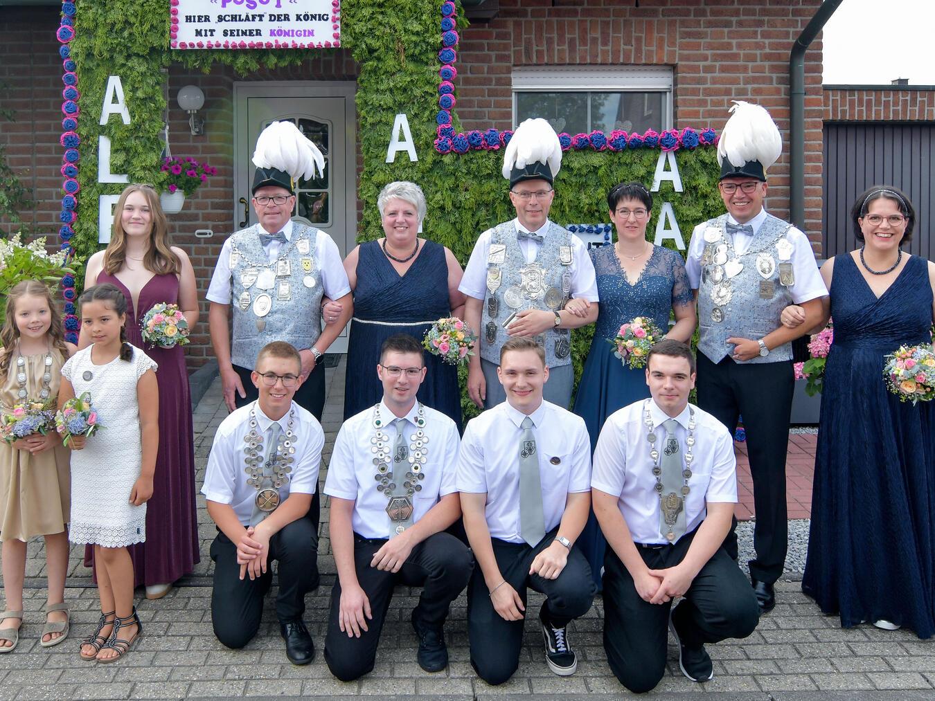 Der Thron der St. Sebastianus Schützenbruderschaft 1678: Das Ministerpaar Sylvia und Gerd Eyckmann (2. und 3. v.l.), König Alfred Scholz mit Königin Anke und das Ministerpaar Markus und Marion Schink. NN-Fotos: Gerhard Seybert