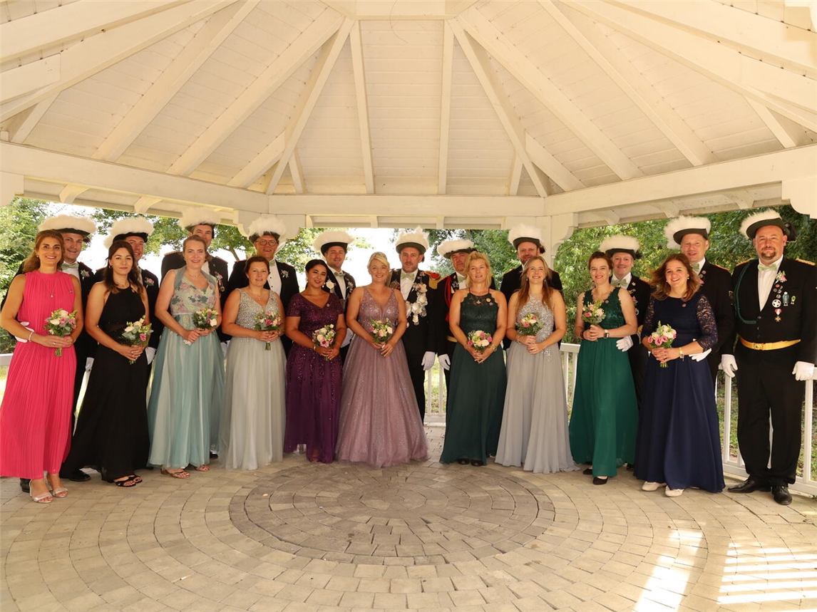 Der Thron der St. Stephanus Gilde (v. l.): Barbara und Torsten Rohde, Romina und Tom Paeßens, Sabrina und Dirk Komanns, Michaela und Jan Kleinstabel, Carmen und Paul Schwiebbe, das Königspaar Katharina und Andre Roosen, Christina und Arne Janßen, Mona Michels und Lars Groesdonk, Katja und Marc Groesdonk, Katharina und Michael Gysbers, Sonja Eberhard (fehlt) und Markus Voß. Foto: privat