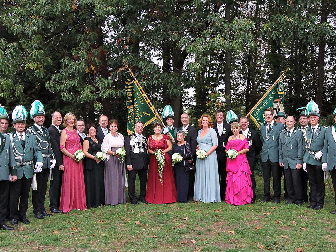 Der Thron des Bürgerschützenvereins der Jahre 2019 bis 2021 mit König Günter Pamperin† und Königin Kirsten Jakubowski. NN-Foto (Archiv): Theo Leie