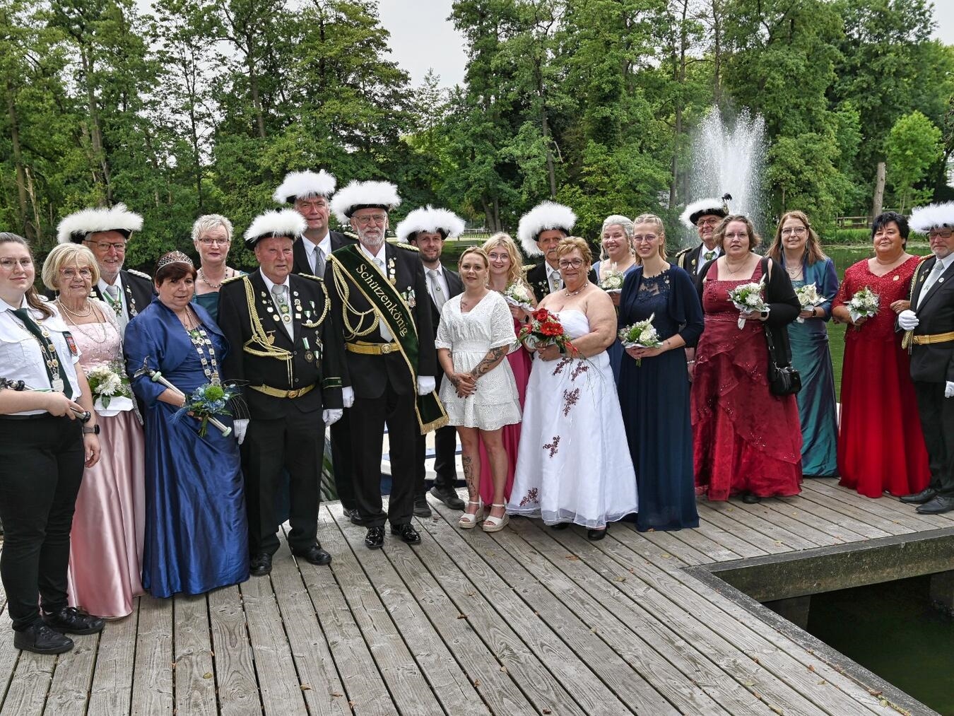 Der Thron stellte sich an der Wasserburg für die traditionellen Thronbilder auf. Foto: BSV Materborn 1924