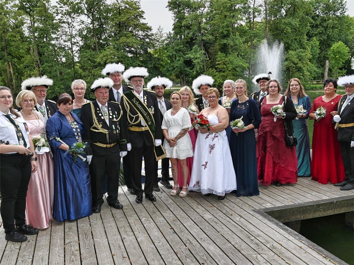 Der Thron stellte sich an der Wasserburg für die traditionellen Thronbilder auf. Foto: BSV Materborn 1924