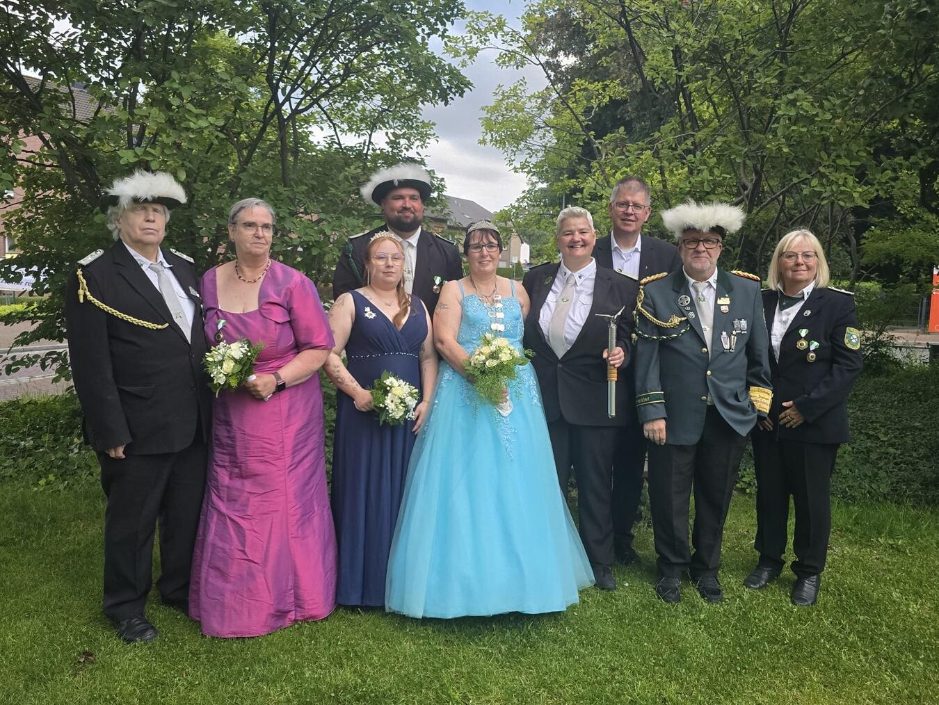 "Gruppenfoto St.Georg Schützenbruderschaft mit Wolfgang Grossmann und Probst Johannes Mecking vor festlichem Hintergrund"