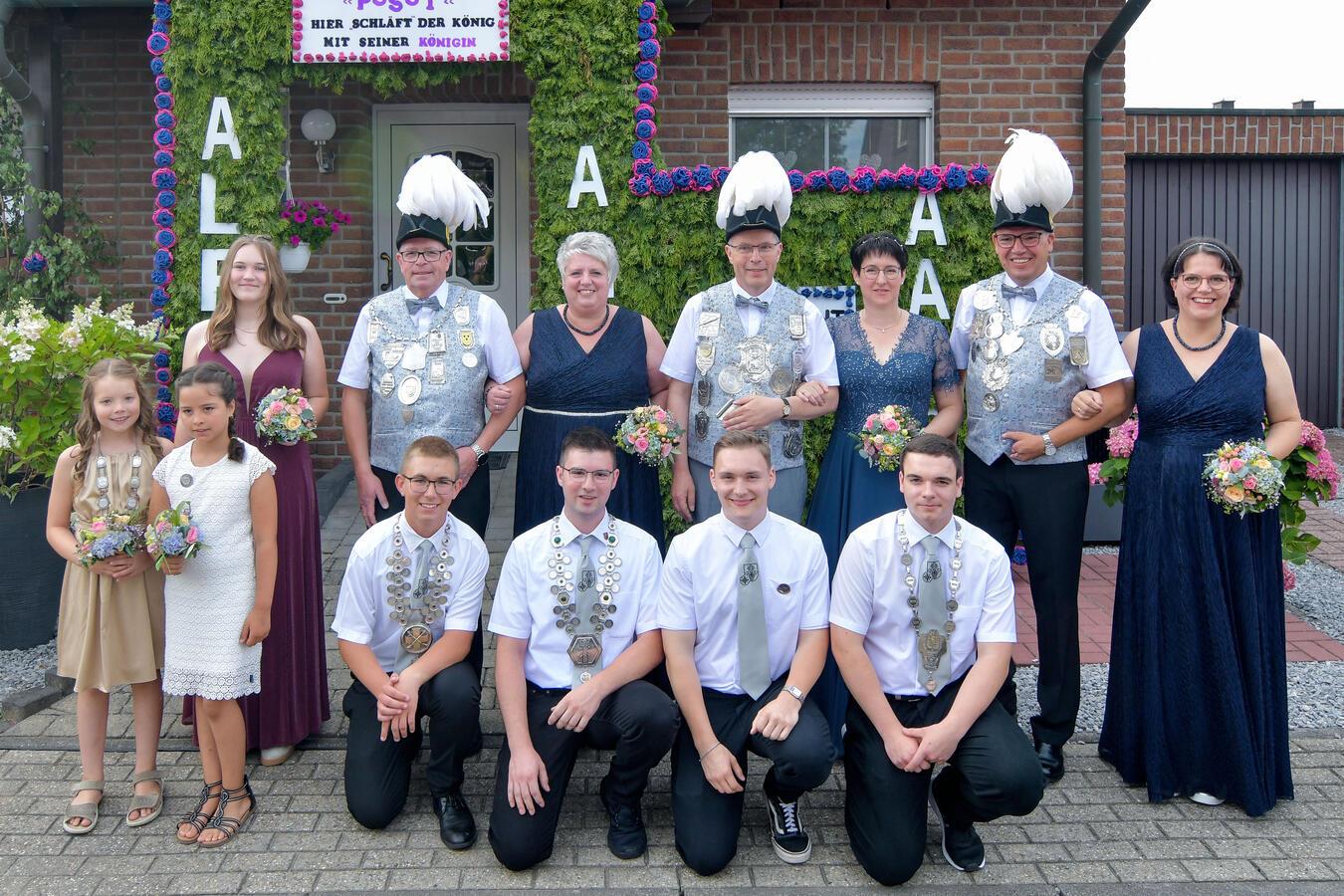 Der Thron: Sylvia und Gerd Eyckmann (2.+3-vl Minister); König Alfred Scholz mit ...