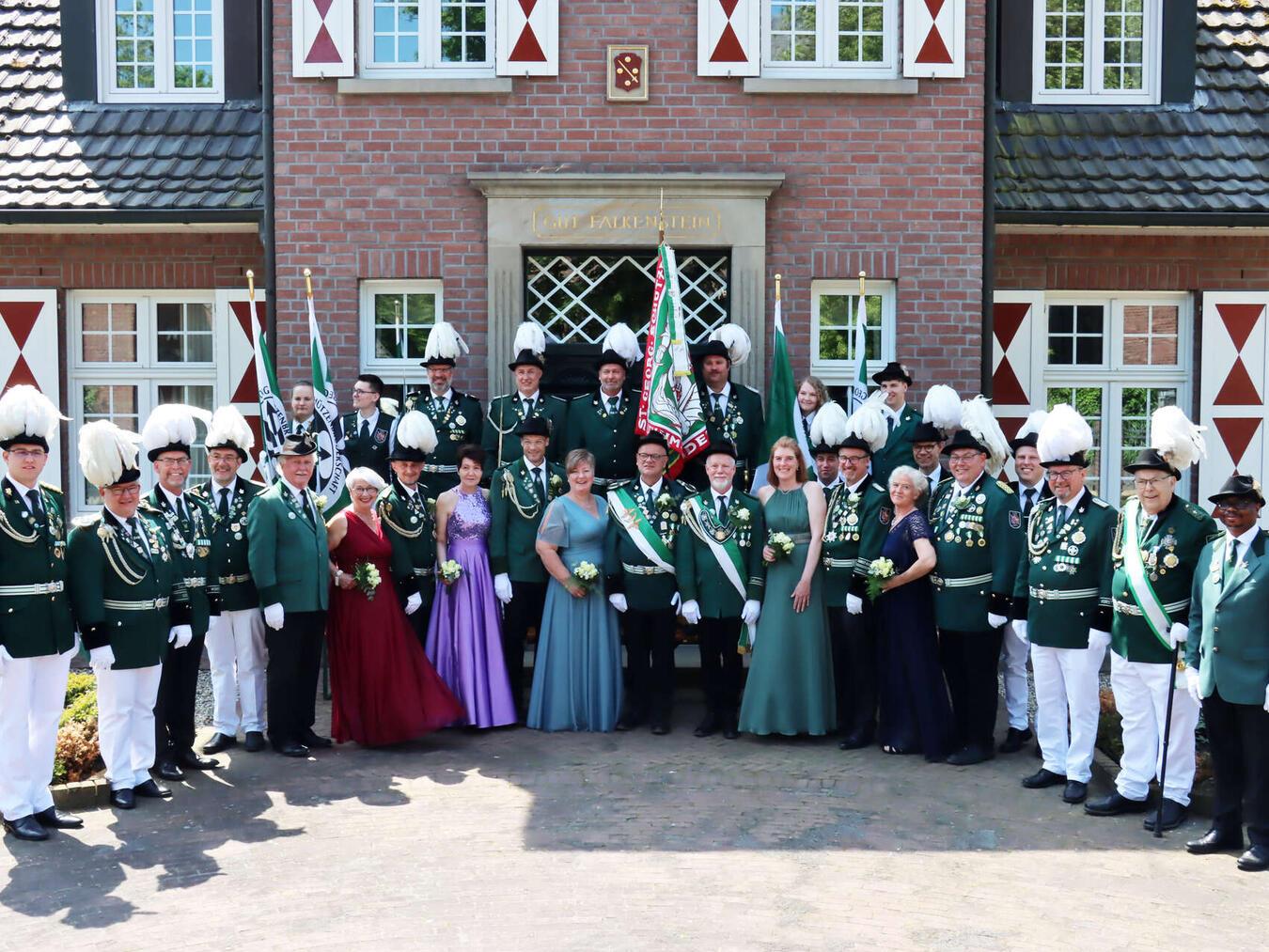 Der Thronzug 2024 um das Königspaar Pieter Wiegers und Jan van Leeuwen. Foto: privat