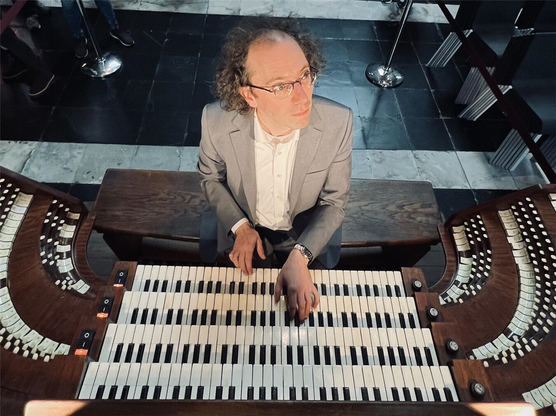 Der Titularorganist der Genter Kathedrale bespielt die historische Rütter-Orgel in Düffelward. Foto: Nicolas De Troyer