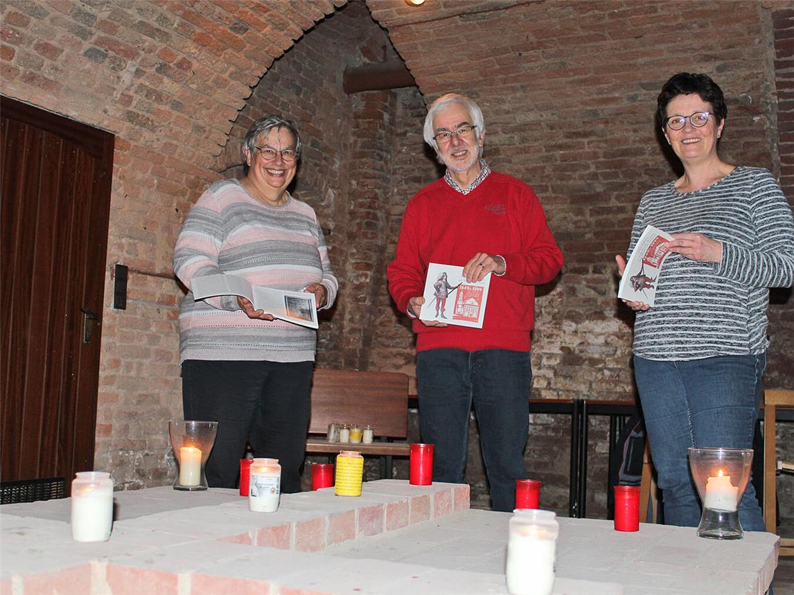 Der „Totenkeller“ der Kirche wird in den Gottesdienst eingebunden, wie Brigitte Messerschmidt (l.) und Claudia Schraven vom Presbyterium und Pfarrer Hans-Joachim Wefers erzählen. NN-Foto: Thomas Langer