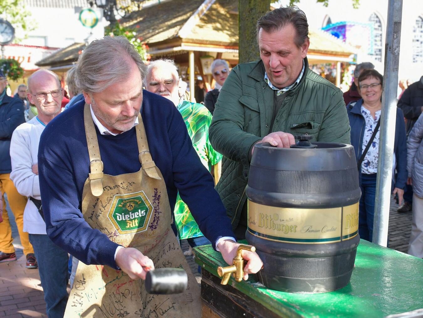 Der traditionelle Fassanstich am Samstag darf nicht fehlen; am Freitag läutet die Oldiethek die Kirmes ein. NN-Foto: Archiv/Gerhard Seybert