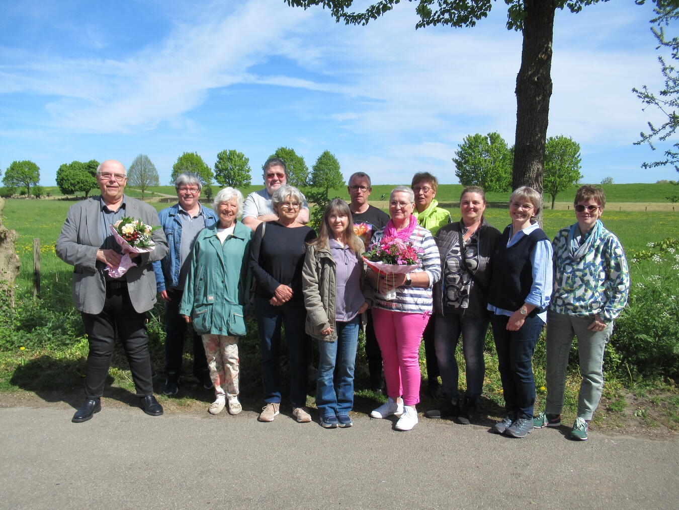 "Gruppenfoto der Tischtennismannschaft TTC 1976 Kellen mit neuen Mitgliedern"