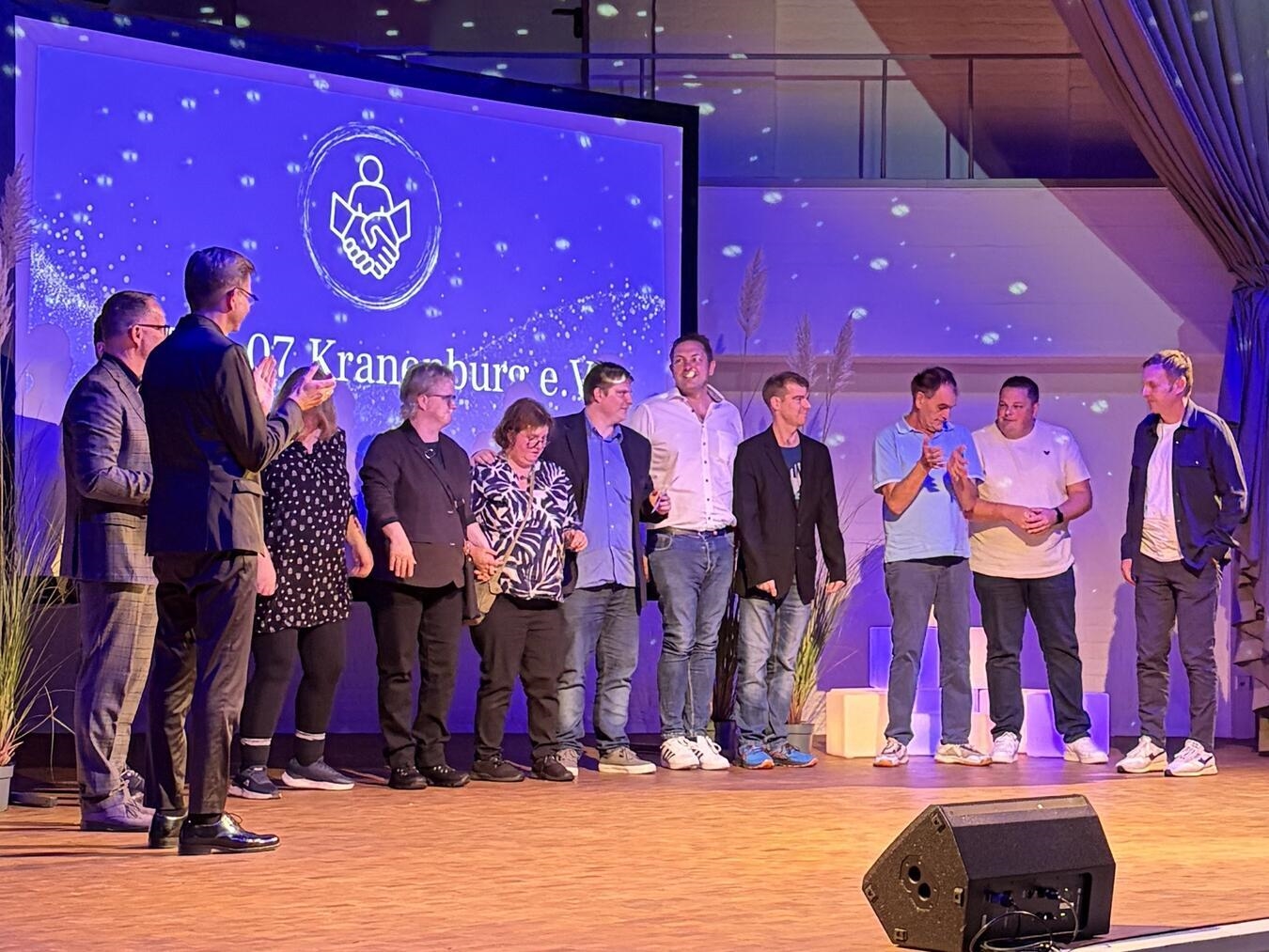 "Heimatpreis NRW Verleihung an TuS Kranenburg, Gruppenfoto mit Urkunde, Gemeinde Kranenburg"