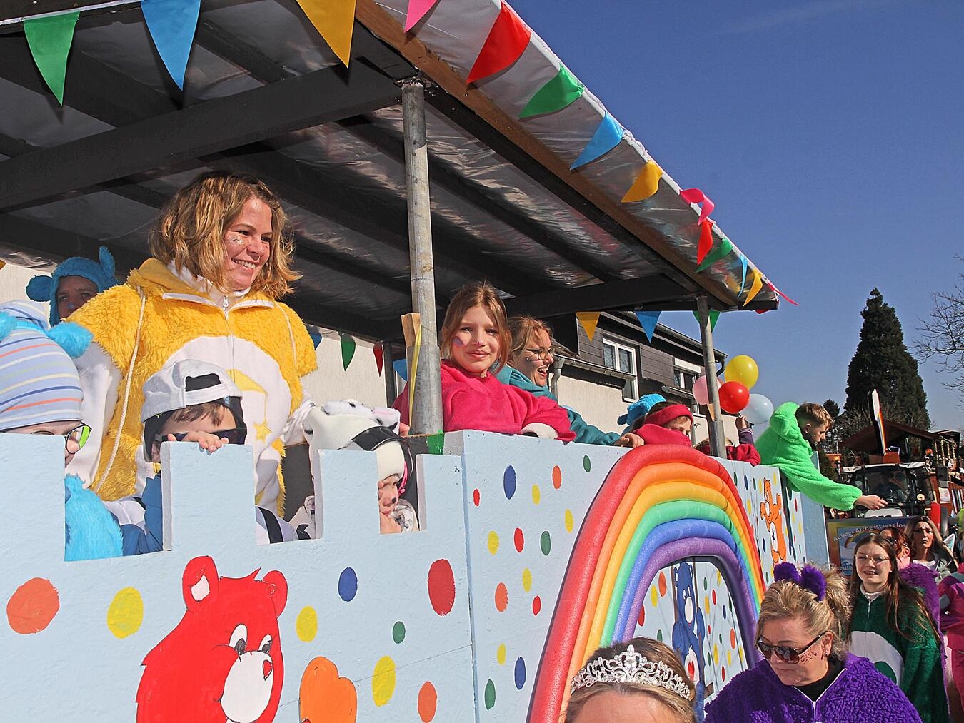 Der Veener Rosenmontagszug ist ein Karnevalszug für Groß und Klein. NN-Archivfotos (2): Theo Leie