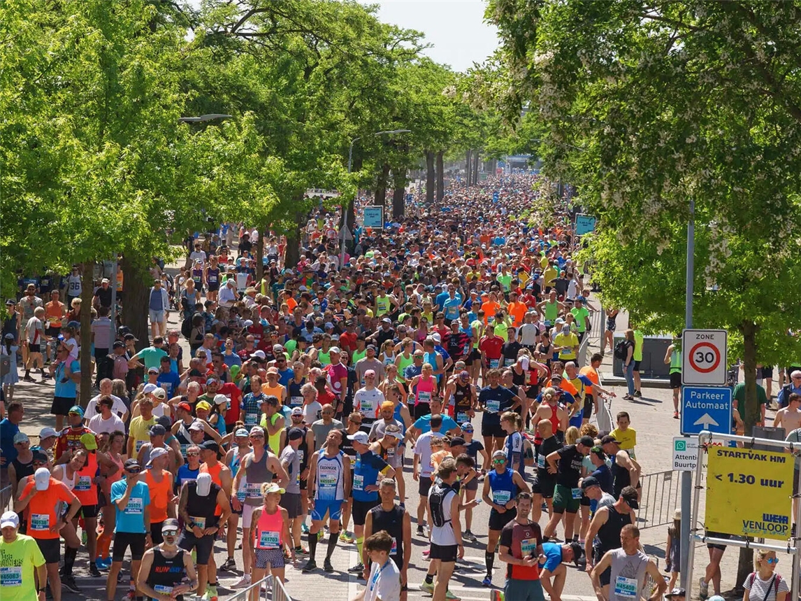 Der Venloop verwandelt Teile von Venlo in eine riesige Laufparty – aber auch die Geschäfte und Cafés der Innenstadt freuen sich auf viele Besucher an diesem Wochenende. Foto: Ted Boots