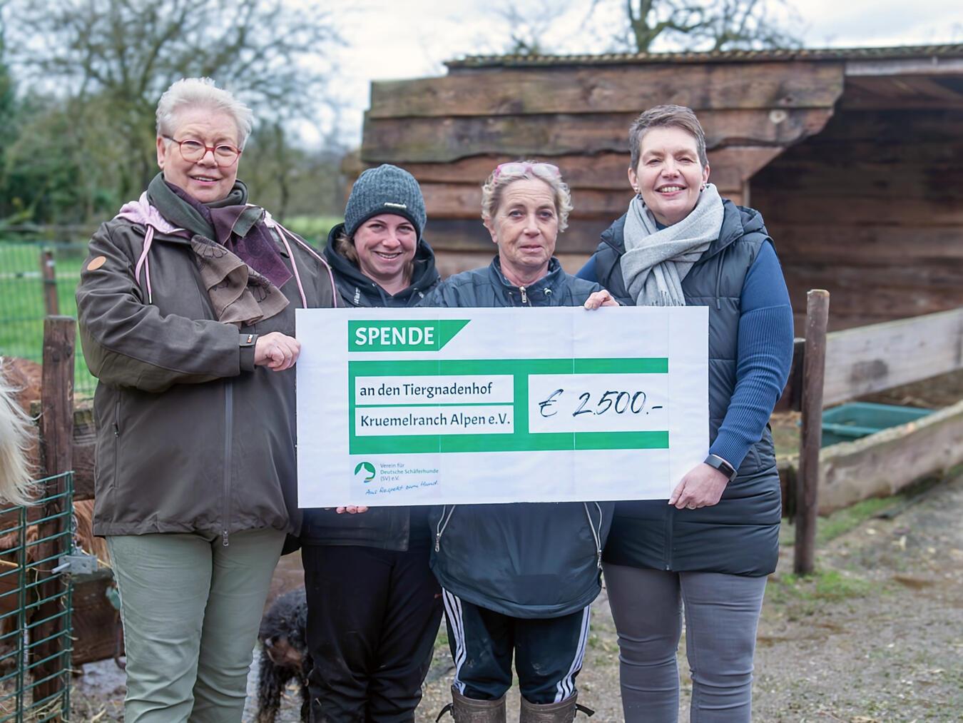 Der Verein Deutsche Schäferhunde übergab die Spende an den Tiergnadenhof Krümelranch. NN-Foto: Gerhard Seybert