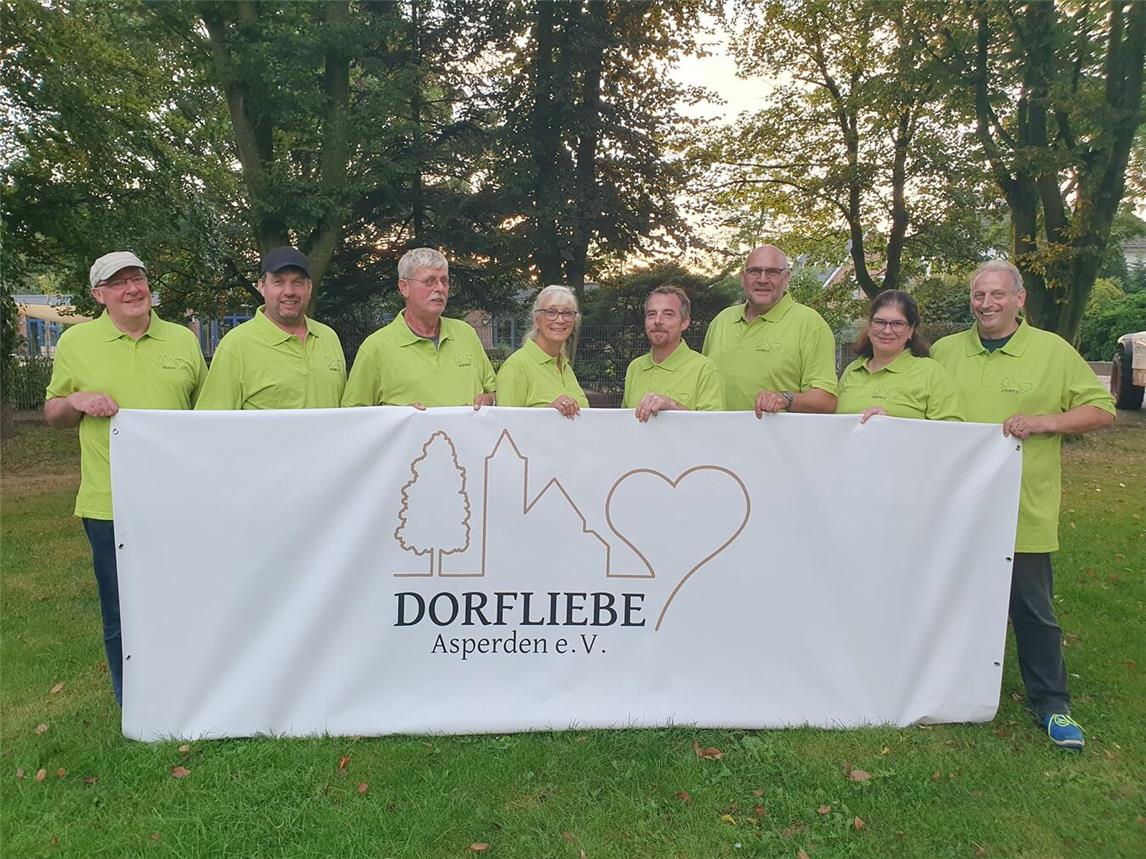 Der Verein Dorfliebe hat das „Adventsfunkeln“ ins Leben gerufen. Mit dabei sind die Feuerwehr (Grill), der Schützenverein (Getränke), der SV Asperden (Waffeln) und der Seniorentreff Asperden (Bastelarbeiten). Die Kinder des St. Vincentius Kindergartens schmücken den Weihnachtsbaum vor der Kirche. Foto: privat