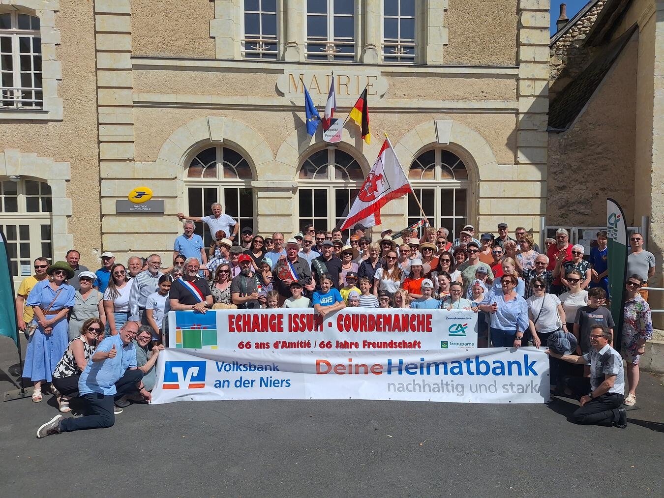 Deutsch-Französische Partnerschaftstreffen in Frankreich, Mitglieder des Vereins Issum-Courdemanche, Gruppenfoto, interkultureller Austausch.