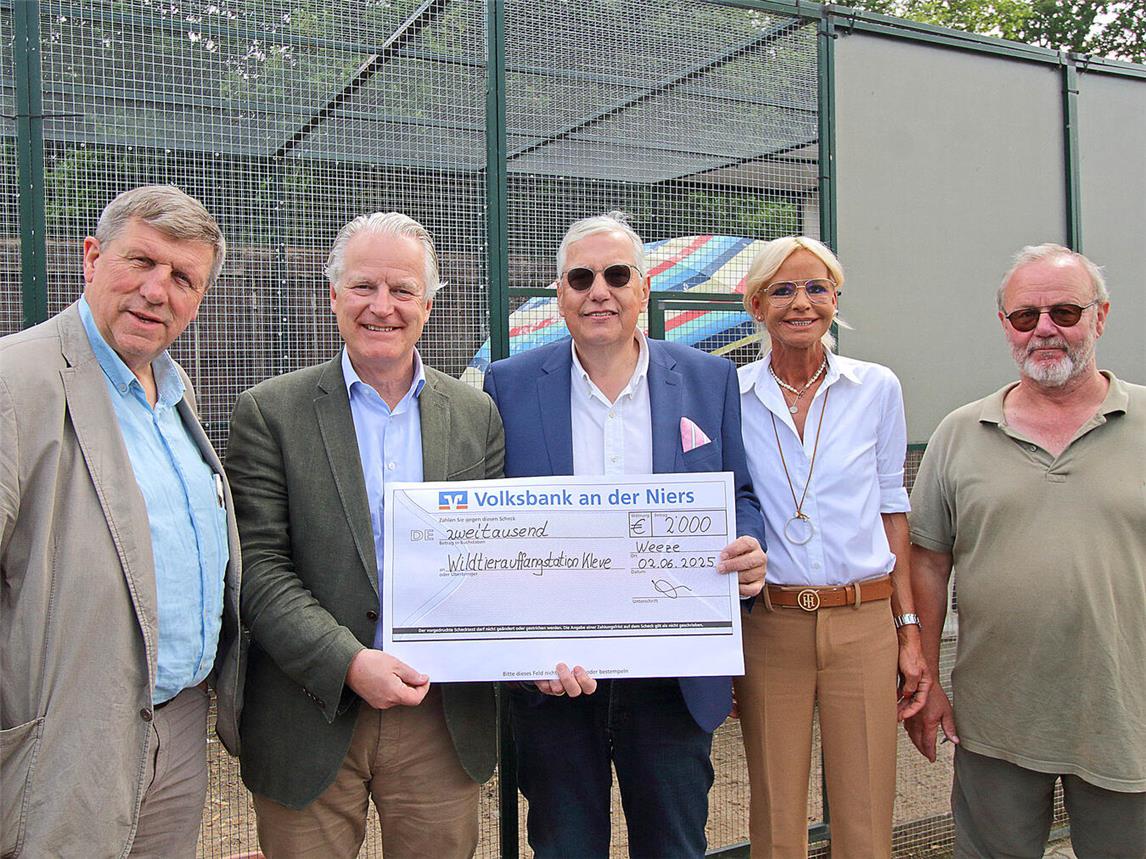 Der Verein „Unser Reichswald“ hat 2.000 Euro an den Förderverein der Wildtierauffangstation gespendet. V. l.: Ulrich Francken, Max von Elverfeldt (beide Förderverein), Peter Driessen, Annette Hans (beide Unser Reichswald) und Wilhelm Schnabel (Leiter Auffangstation). NN-Foto: Theo Leie