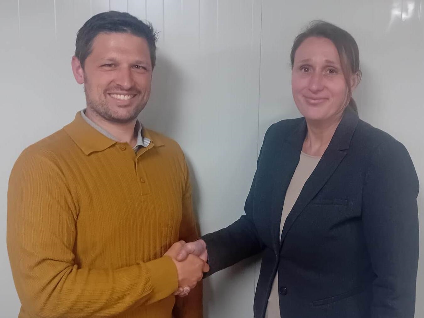"André Groß gratuliert Claudia Kalinowski zur Wahl, Vereinsgründung, Ehrung, Feier; Foto privat"