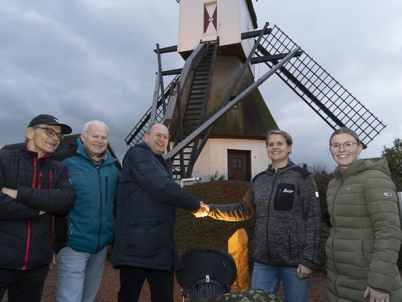 Der Vereinsvorstand des HVV Walbeck, Sarah Bousart (Marketing Stadtwerke Geldern) und Anna Ceulaers (Neyenhuys) freuen sich über die neue Beleuchtung der historischen Mühle. Foto: Gerhard Seybert