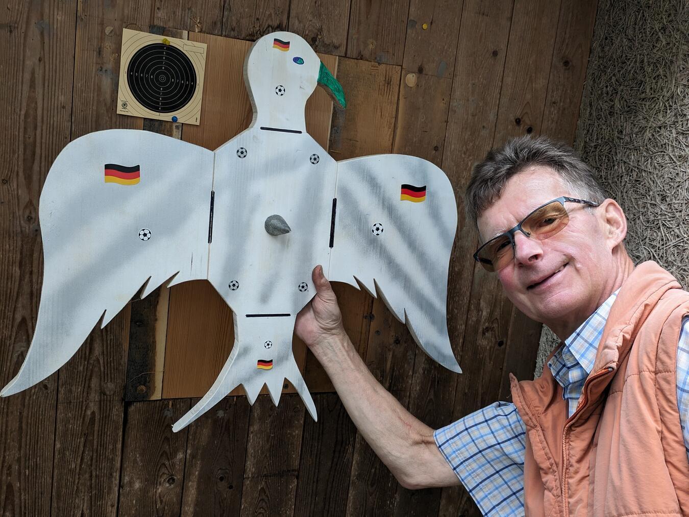 Der Vogel für dieses Jahr mit seinem „Papa“, dem ersten Schießwart Michael Michel. Foto: privat