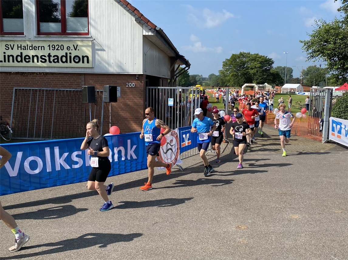 "Abgesagter Volkslauf, leere Laufstrecke, Lauftreff Haldern-Logo im Hintergrund"