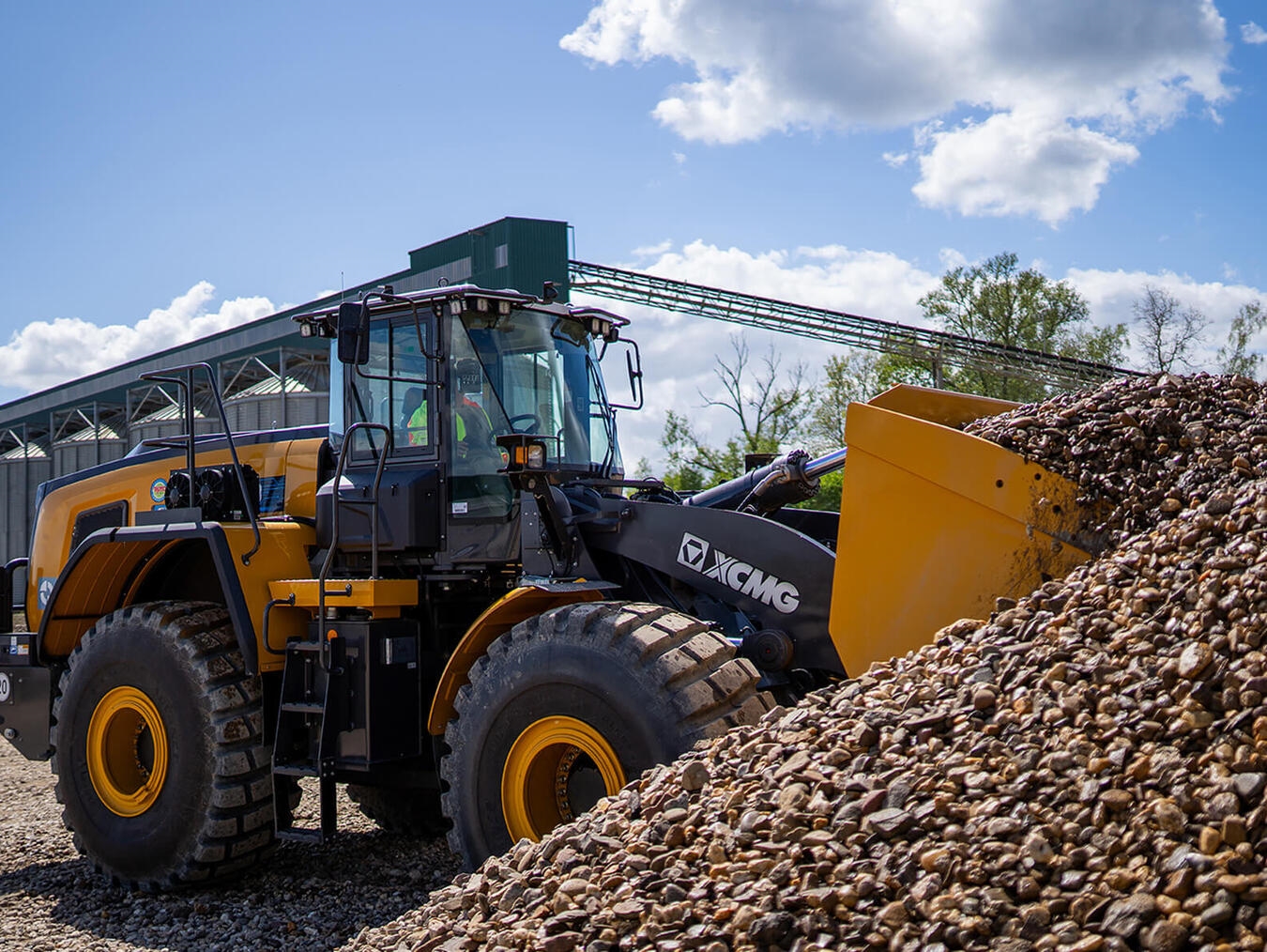 Der vollelektrische Radlader im Einsatz. Foto: Holemans