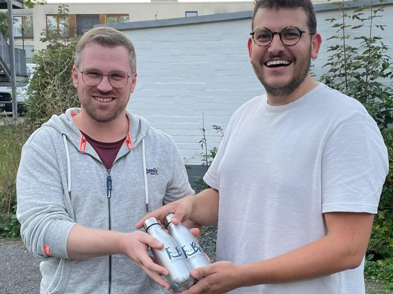 Der Vorsitzende des Fördervereins, Bastian Linsen (links), überreichte dem Lagerleiter Jakob Rinke (rechts) die Alu-Trinkflaschen. Foto: Förderverein Ferienlager Fürstenberg 