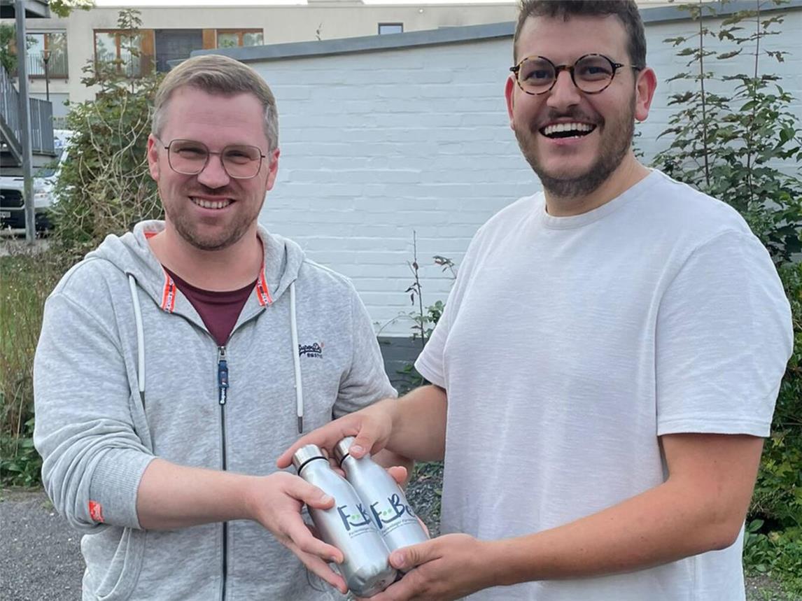 Der Vorsitzende des Fördervereins, Bastian Linsen (links), überreichte dem Lagerleiter Jakob Rinke (rechts) die Alu-Trinkflaschen. Foto: Förderverein Ferienlager Fürstenberg 
