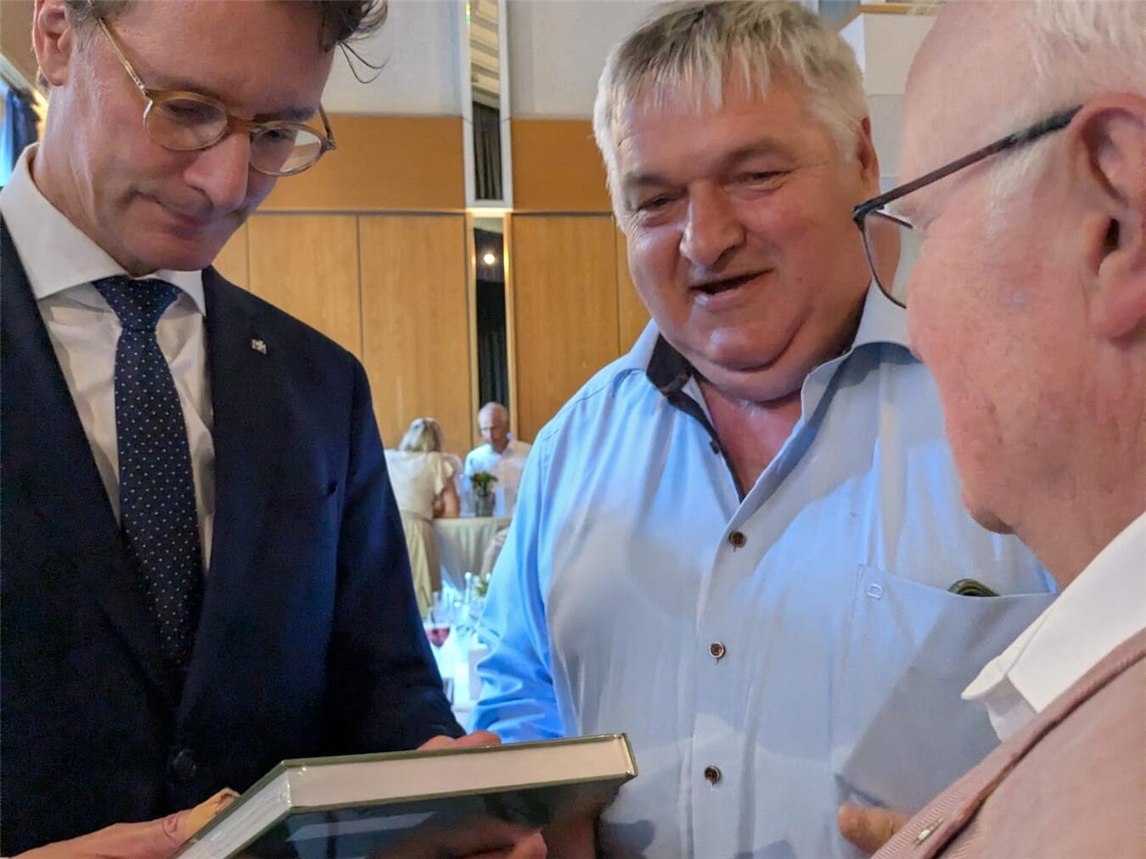 Der Vorsitzende des Heimat- und Verkehrsvereins Uedem und Autor des Werkes „Eine schreckliche Zeit am Niederrhein – Uedem vor 80 Jahren“, Michael Lehmann, überreichte das Buch an Hendrik Wüst. Foto: privat