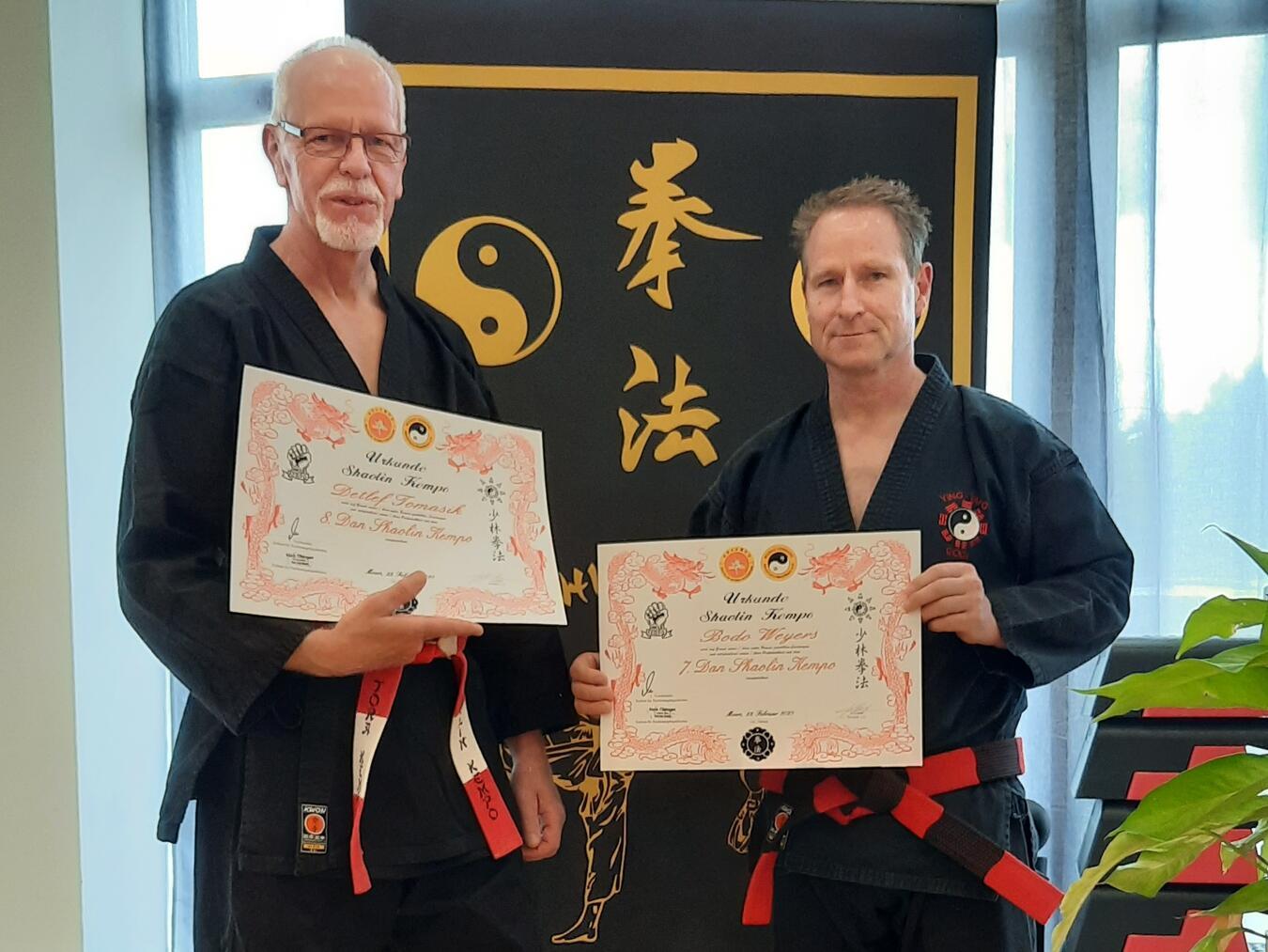Der Vorsitzende für Rechtsangelegenheiten Michael Mende überreichte Detlef Tomasik (l.) die Urkunden zum 8. DAN und Bodo Weyers (r.) zum 7. DAN. Foto: privat