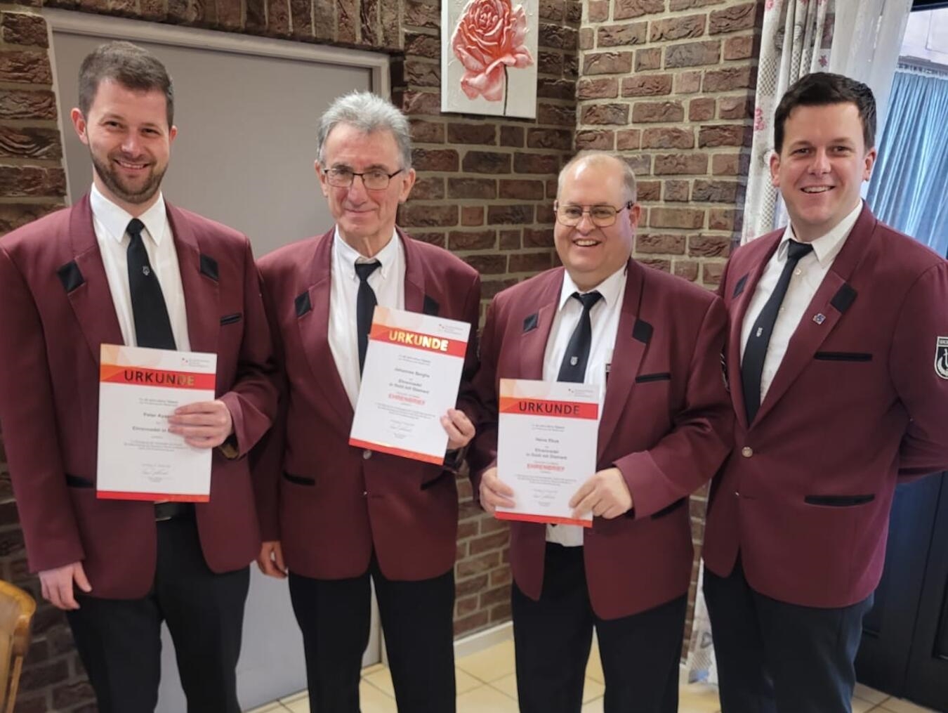 Der Vorsitzende Thomas Meilenbrock (r.) überreichte Heinz Ebus (2.v.r.), Johannes Berghs (2.v.l.) und Peter Aymans (l.) die Ehrennadeln und Urkunden.Foto: privat