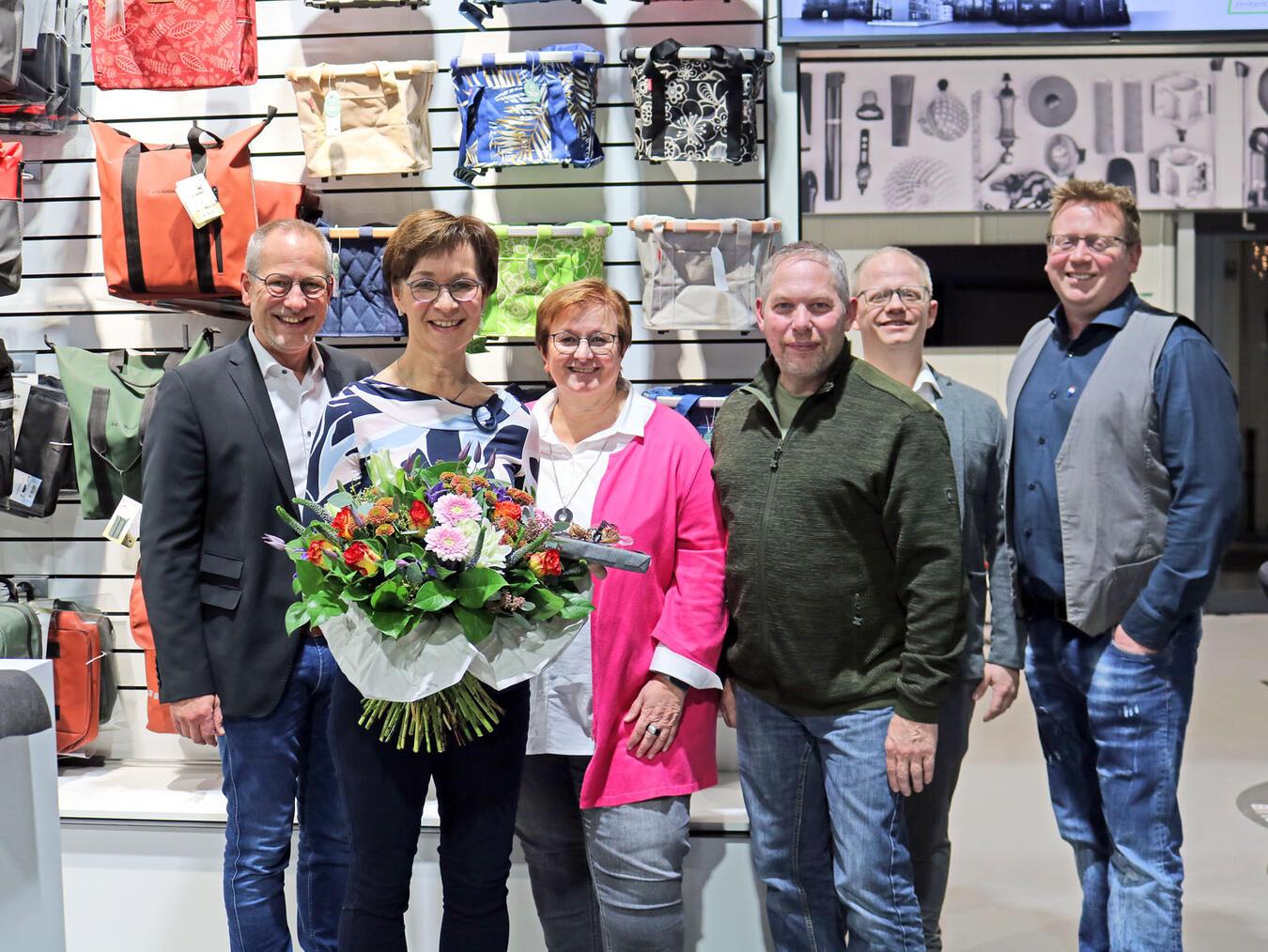 Der Vorstand bedankte sich bei Cornelia Zaadelaar (2. v.l.) für ihre langjährige Tätigkeit. Jörg Thonnet, Karin Arntz, Axel Holl, Raffael Görtz (ehemaliges Vorstandsmitglied) und sein Nachfolger Michael Büchi (v.l.) wünschten ihr alles Gute für den Ruhestand. NN-Fotos (2): CDS
