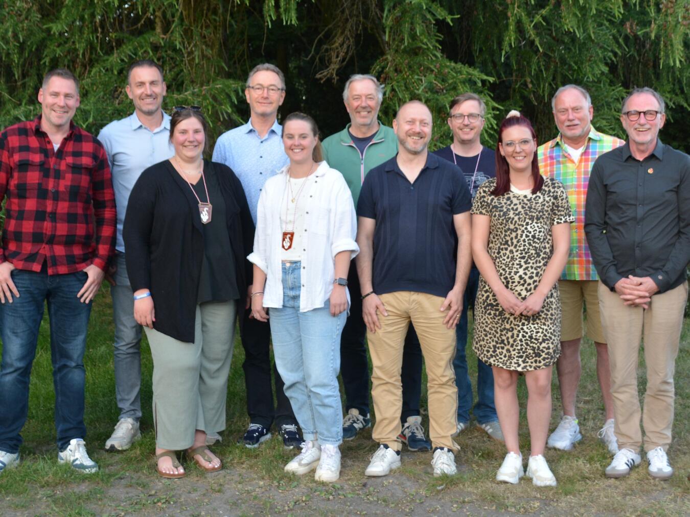 Der Vorstand der Klever Schwanenfunker: Marc Mülders, Jan Vierboom, Anne Matthias, André Budde, Christina Thiele, Bernd Thiele, Sebastian Henning, Michi Kordes, Lisa Janßen, Peter Bossmann und Ehrenpräsident Walter Heicks. Foto: Claudia Bossmann
