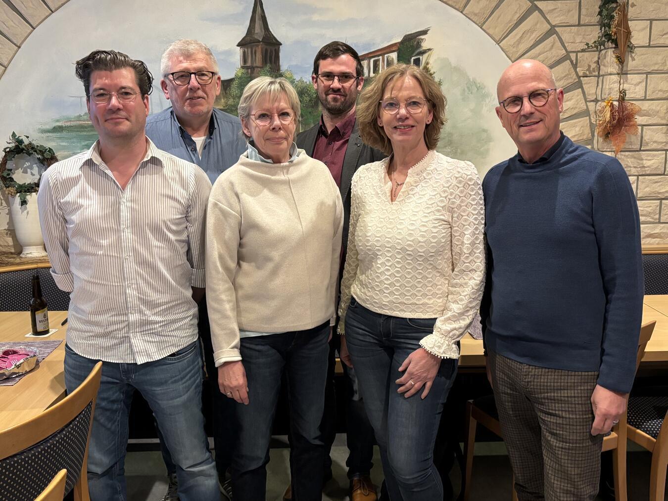 Der Vorstand der SPD Emmerich: Alexander Armasow, Hans-Dieter Baars, Andrea Schaffeld, Daniel Klösters und Meike Schnake-Rupp, zusammen mit Bürgermeister Peter Hinze. Foto: privat