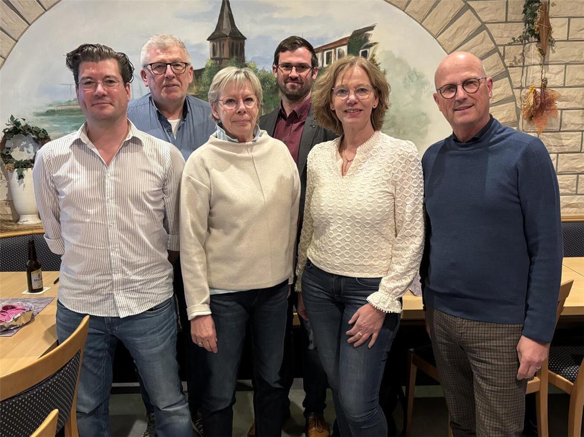 Der Vorstand der SPD Emmerich: Alexander Armasow, Hans-Dieter Baars, Andrea Schaffeld, Daniel Klösters und Meike Schnake-Rupp, zusammen mit Bürgermeister Peter Hinze. Foto: privat