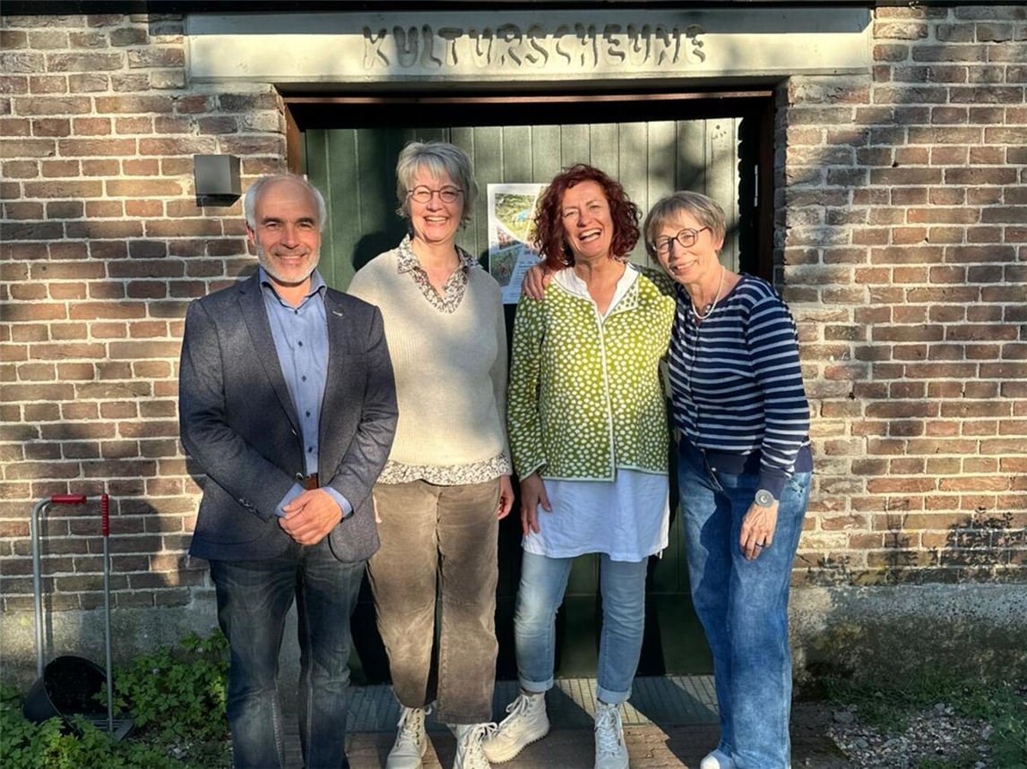 "Vorstand des Fördervereins vor Kulturscheune Emmerich, Foto von Sandra Heinzel"