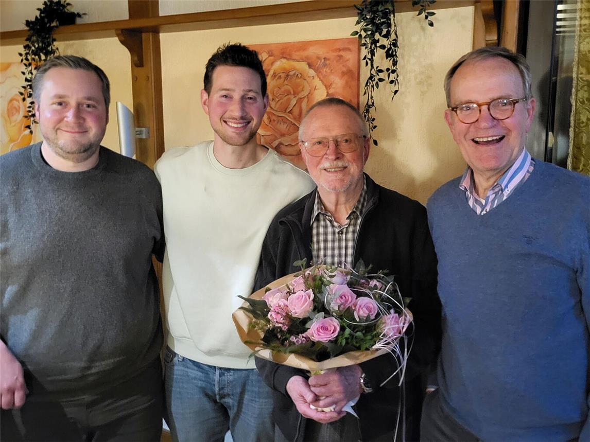 Der Vorstand des HCEG: (v. l.) Kassierer Lennart Holz, 1. Vorsitzender Maik Wilmsen, sein Vorgänger Wolfgang Bühs und Eintracht-Vorsitzender Günther Grofe (es fehlen 2. Vorsitzender Jan Spickmann sowie Sport- und Jugendwart Christian Mörs). Foto: privat