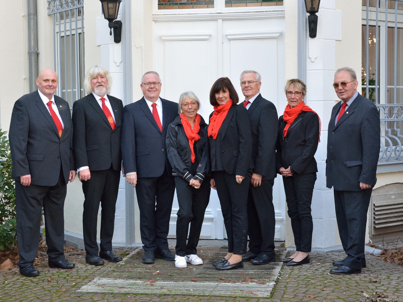 "Vorstand Materborner Gesangverein, Gruppenfoto, lächelnde Mitglieder, Vereinsgemeinschaft, Chorleitung"