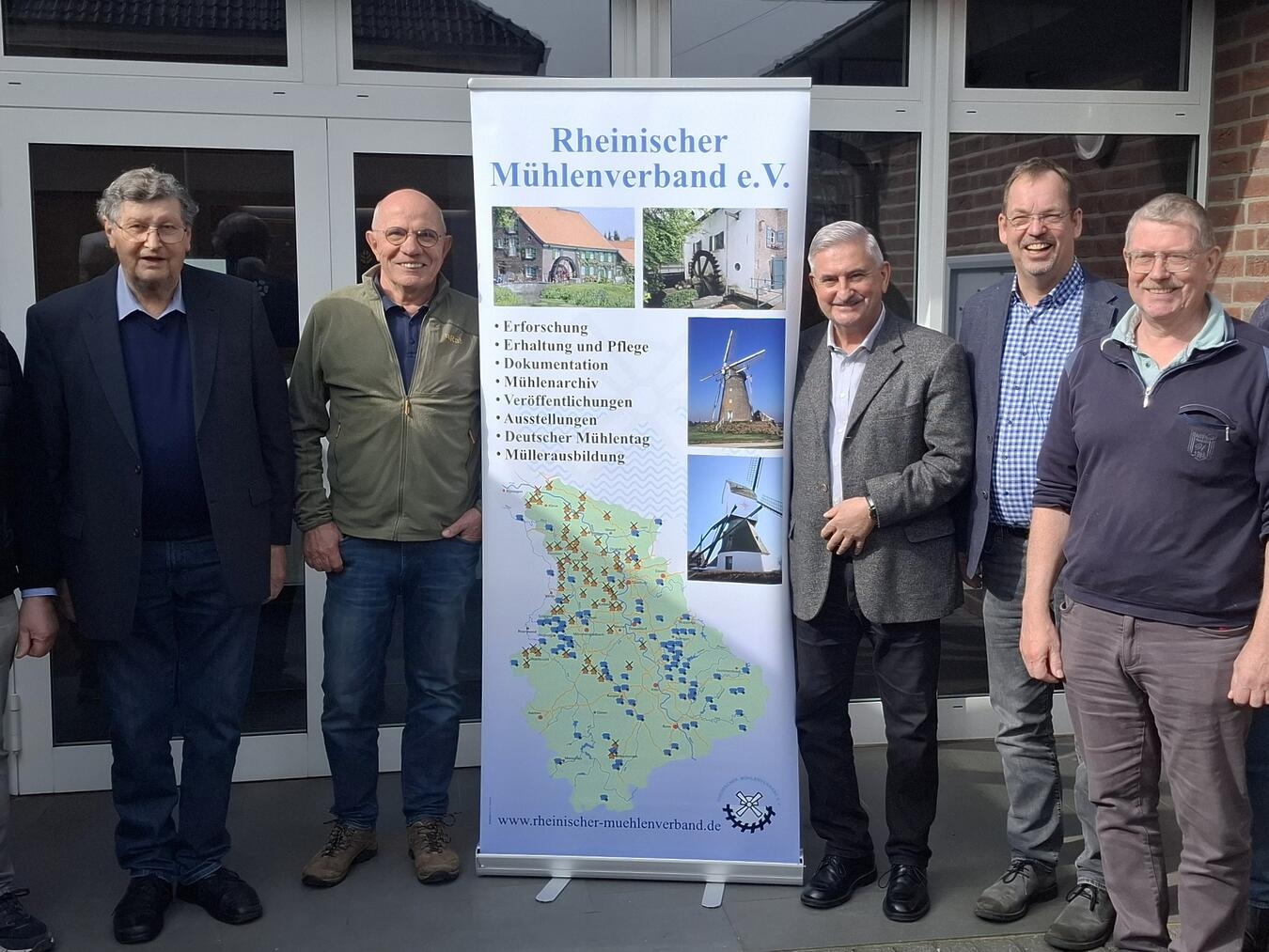 Der Vorstand des Rheinischen Mühlenverbandes (von links): Hartwig Hören (Viersen), Josef Jörissen (Bedburg-Hau), Hermann Baumeister (Oberhausen), Reinhold Pillich (Wegberg), Dr. Ferdinand Schmitz (Wegberg), Michael Jäger (Düsseldorf) und Michael Scholten (Rees). Es fehlen Dr. Anne Meyer zu Düttinghoff (Ratingen) und Dr. Barbara Godde (Nettetal). Foto: RMV