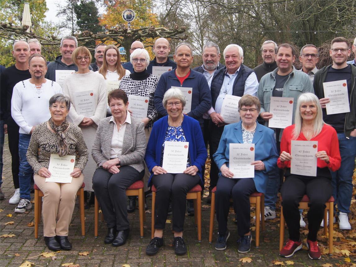 Der Vorstand gratulierte den Jubilaren mit Urkunden, Ehrennadeln und Geschenken. Foto: TuS Haffen-Mehr