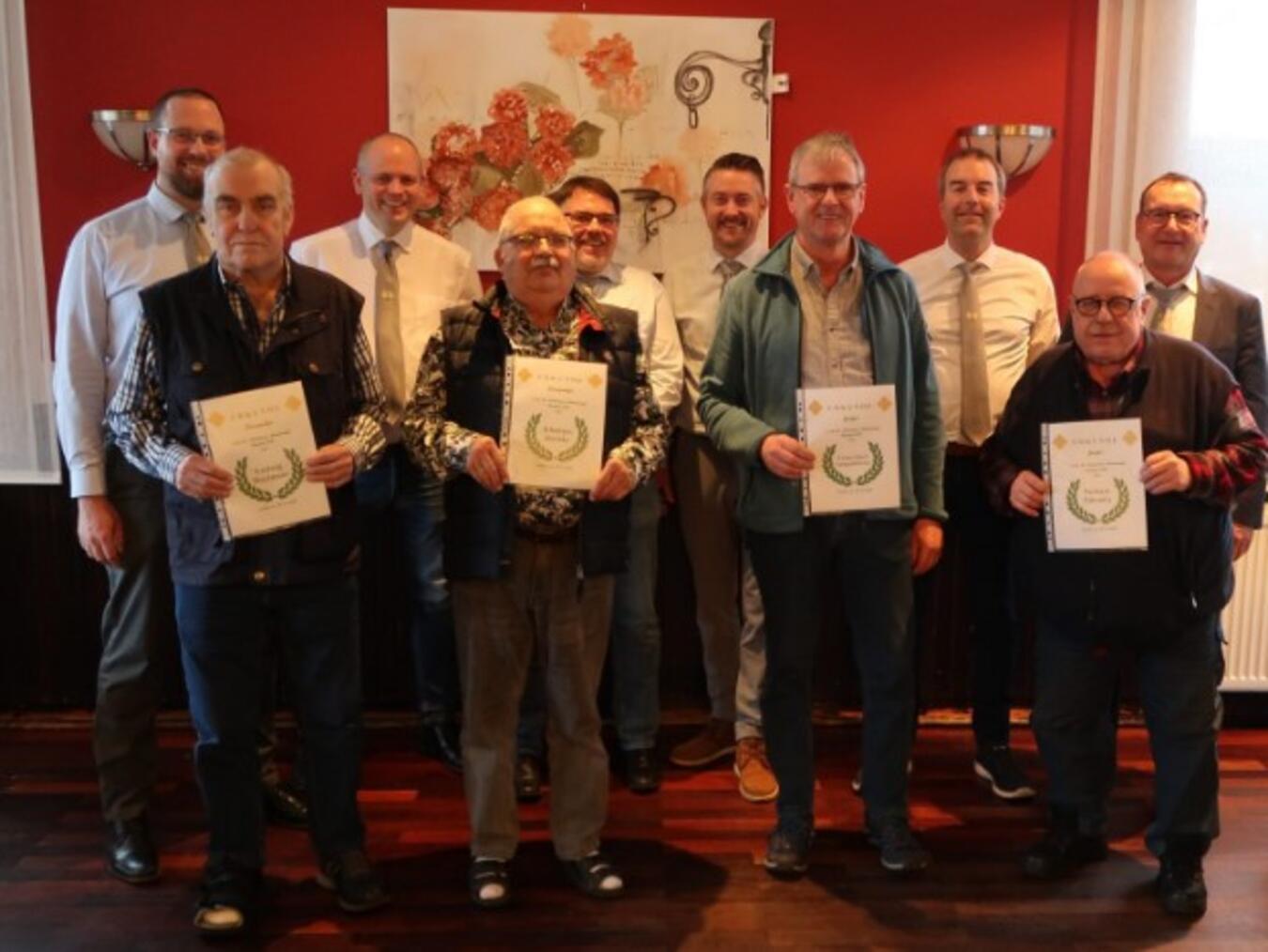 Bruderschaft unterstützt Jugendfeuerwehr Kerken Der Vorstand (hintere Reihe) mit (vorne v.l.) den neuen Ehrenzwölfern Ludwig Huylmans und Johannes Jüschke sowie den neuen Zwölfern Franz-Josef Aengenheister und Norbert Zdrenka.Foto: Uwe Lucas