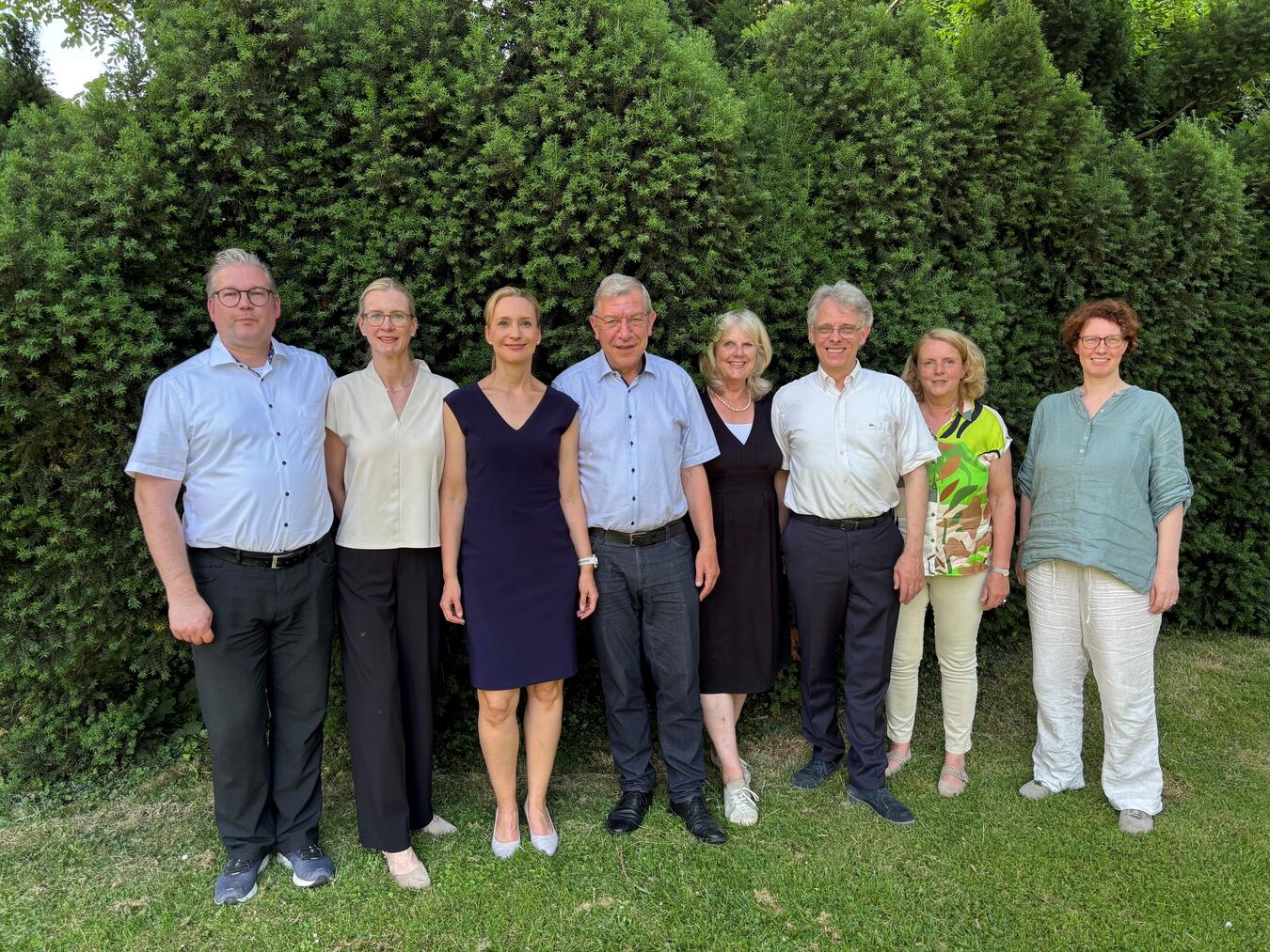 "Vorstandsmitglieder Marcus Reintjes, Marion Henkel, Christina Lindner und mehr bei einem Gruppenfoto, Gesellschaft Verein"