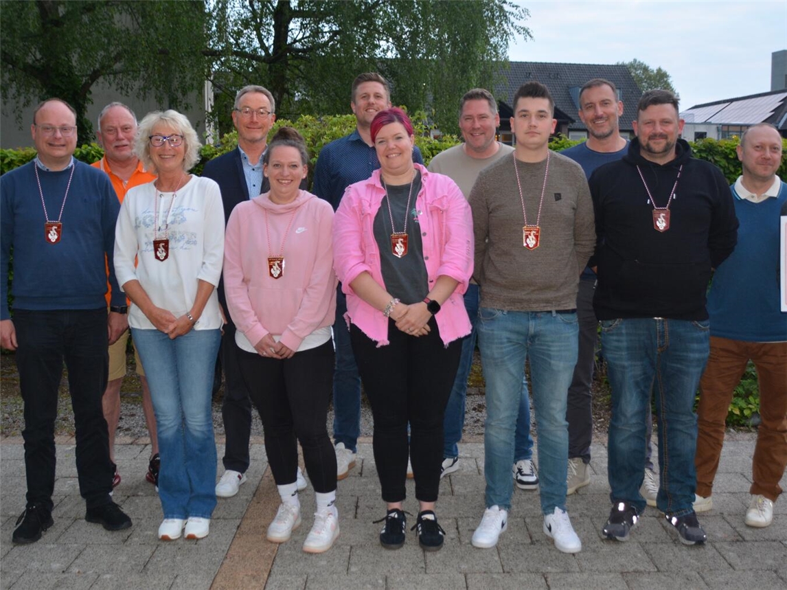 "Vorstand begrüßt Neumitglieder bei Versammlung, Geschäftsführung, Teamfoto"